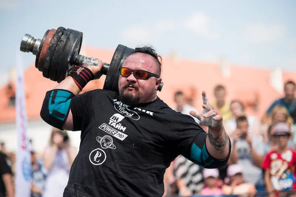 Strongman Solleva Manubri Pesanti Con Una Mano Alle Competizioni Ucraina — Foto Stock