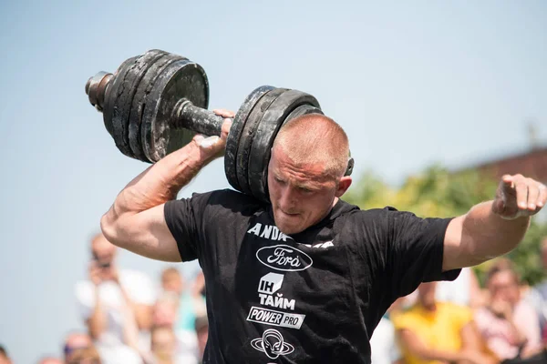 Strongman Levanta Pesadas Mancuernas Con Una Mano Competiciones Ucrania 2017 —  Fotos de Stock