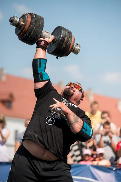 Strongman Solleva Manubri Pesanti Con Una Mano Alle Competizioni Ucraina — Foto Stock