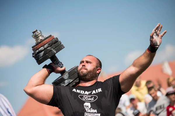 Strongman Solleva Manubri Pesanti Con Una Mano Alle Competizioni Ucraina — Foto Stock