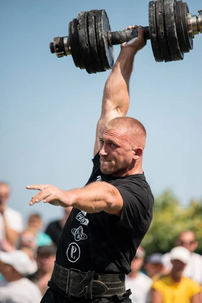 Strongman Raises Heavy Dumbbell One Hand Competitions Ukraine 2017 — Stock Photo, Image