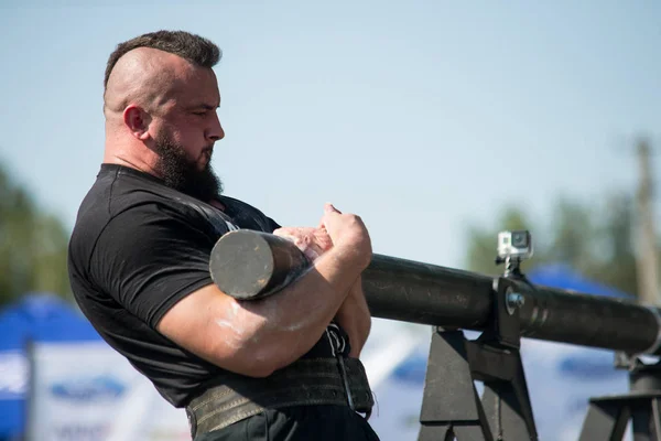 Atleta Strong Man Esegue Esercizio Competizione Ucraina 2017 — Foto Stock