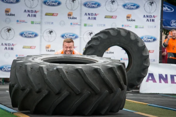 Strongmen Competitie Oekraïne Atleet Draait Het Wiel — Stockfoto