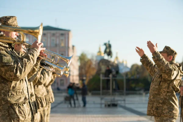 2016年10月14日 身着制服的军乐队在乌克兰基辅的阅兵式上演奏音乐 — 图库照片