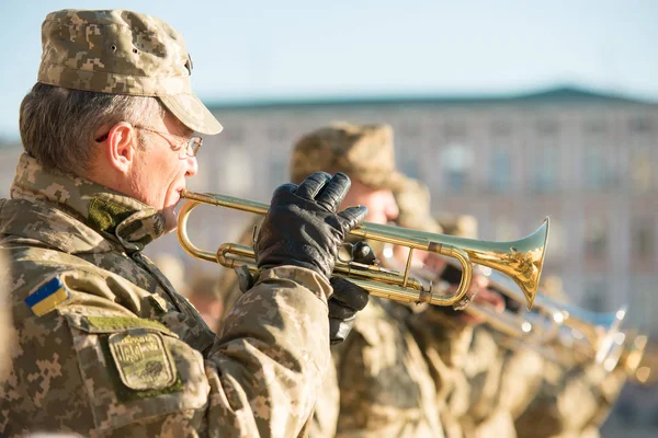 Vojenská Kapela Uniformě Hraje Přehlídce Kyjev Ukrajina 2016 — Stock fotografie