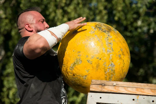 讲话强人在村庄的生日 Piski Chernihiv 乌克兰 2017 运动员做阿特拉斯石头运动用大和重的石头 — 图库照片#