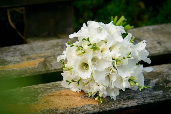 木の板に白のグラジオラスの花束 — ストック写真