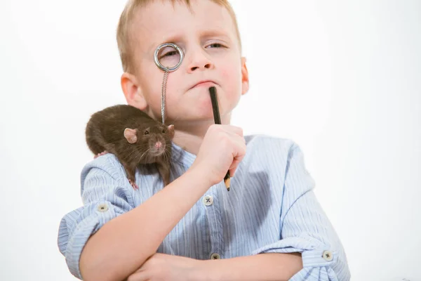 Grappige Jongen Met Een Monocle Een Rat Zijn Schouder — Stockfoto