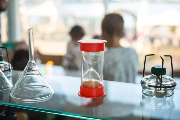 Sanduhr Fläschchen Gießkannen Und Ein Brenner Für Chemische Experimente Der — Stockfoto