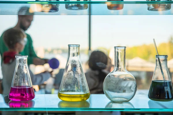 Bombillas Vidrio Estante Gabinete Química Escuela —  Fotos de Stock