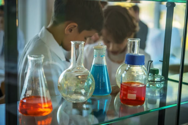 ガラスバルブ校化学キャビネットの棚の上 — ストック写真