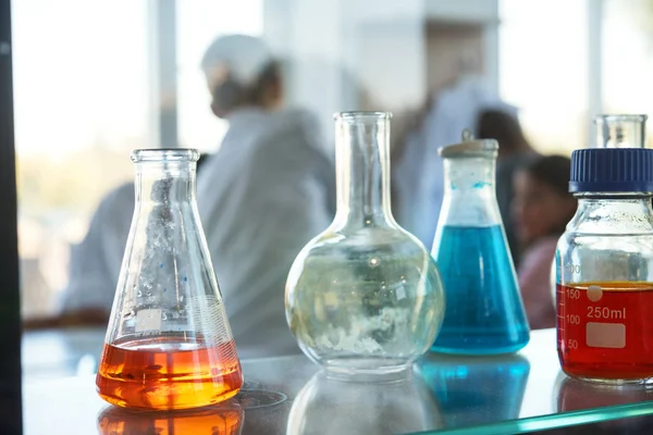 Bombillas Vidrio Estante Gabinete Química Escuela —  Fotos de Stock