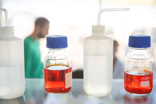 Bombillas Vidrio Estante Gabinete Química Escuela —  Fotos de Stock