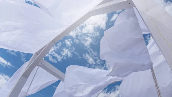 Rzuca Markizy Zasłony Tkaniny Biały Morza Bryza Wietrze — Zdjęcie stockowe