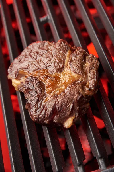 圆形的肉用木炭烤. — 图库照片#