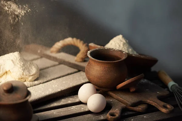 Ingrédients pour la tarte : œufs et farine sur la table de cuisine — Photo