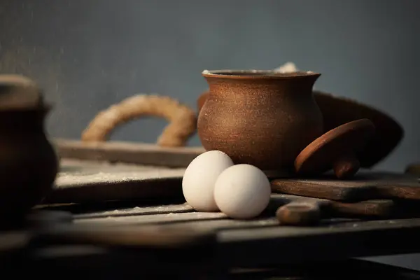 Dois ovos e farinha na mesa da cozinha — Fotografia de Stock