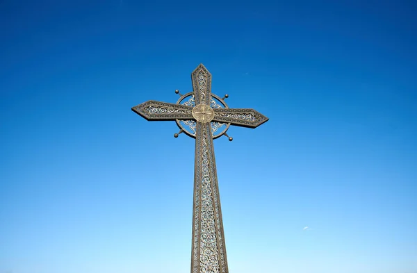 Кованый церковный крест из металла против неба — стоковое фото