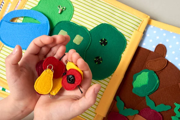 Barnens textilutbildningsbok. Baby Samla frukt leksaker frukt. — Stockfoto