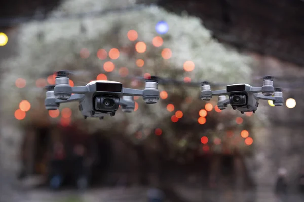 Quadrocopter drón repül a városban — Stock Fotó