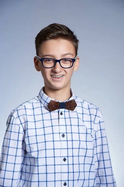 Смішний хлопчик-підліток з брекетами в окулярах фото для документа — стокове фото