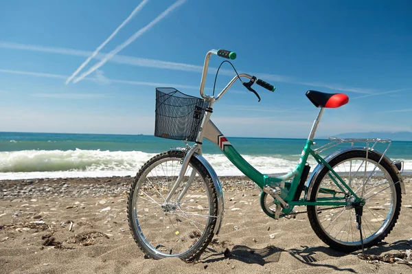 Bicicleta aparcada junto al mar — Foto de Stock