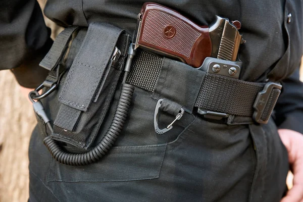 Armee am Gürtel eines Mannes: Karabiner, Pistole, Lasso. — Stockfoto