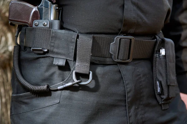 Ordu bir erkek kemeri takıyor - tüfek, tabanca, kement. — Stok fotoğraf