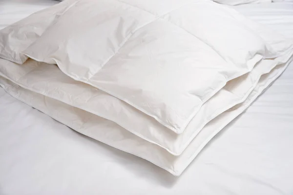 White blanket (quilt) on the bed — 스톡 사진