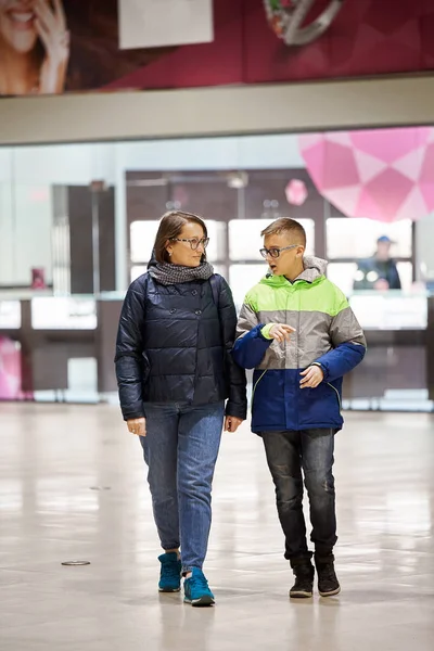 Mom and son in jackets are talking in the mall. — 스톡 사진