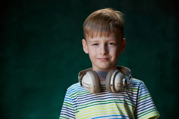 Little boy listens to his favorite music in modern wireless head — 스톡 사진