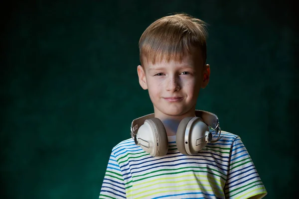 Menino ouve sua música favorita na cabeça wireless moderna — Fotografia de Stock