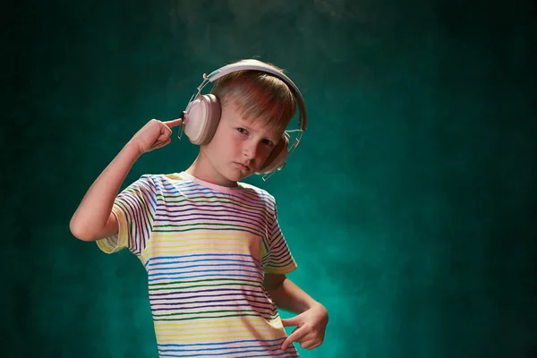 Το αγοράκι ακούει την αγαπημένη του μουσική στο σύγχρονο ασύρματο μυαλό. — Φωτογραφία Αρχείου