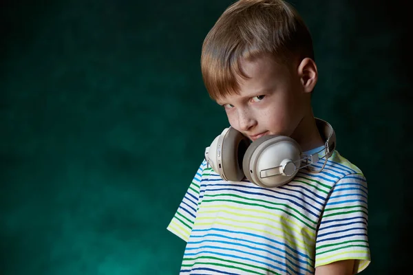 Menino ouve sua música favorita na cabeça wireless moderna — Fotografia de Stock