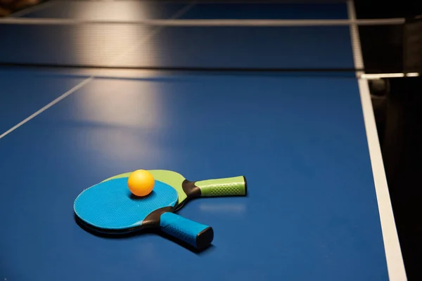 Дві ракетки і м'яч для гри в настільний теніс ) — стокове фото