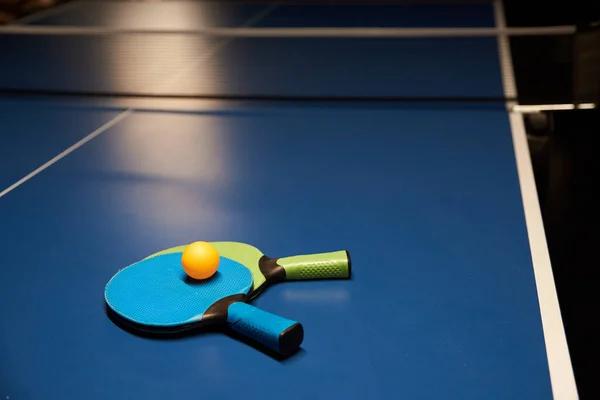 Дві ракетки і м'яч для гри в настільний теніс ) — стокове фото