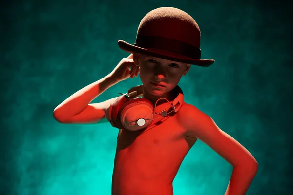 Kleiner Junge Mit Retro Hut Und Kopfhörer — Stockfoto