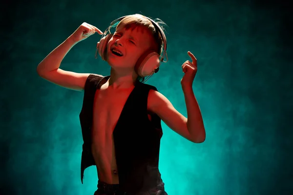 Een Jongen Van Jaar Luistert Emotioneel Naar Muziek Danst Met — Stockfoto