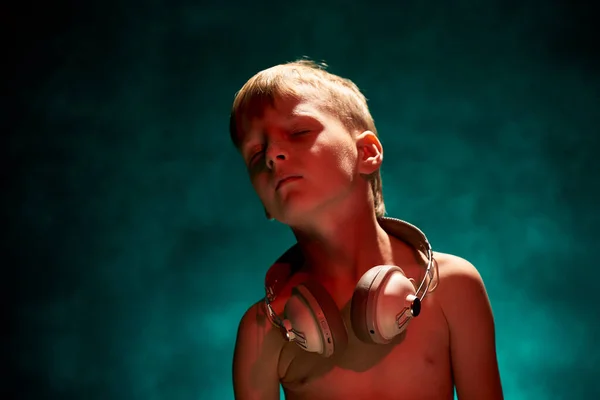 8Χρονο Αγόρι Ασύρματα Ακουστικά Στο Στούντιο — Φωτογραφία Αρχείου