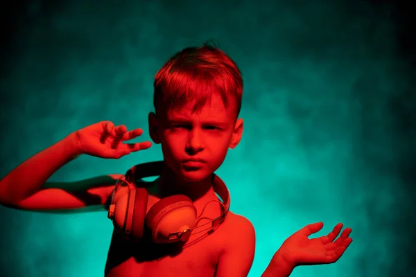 Χρονών Αγόρι Ακουστικά Ακούει Μουσική Και Χορούς — Φωτογραφία Αρχείου