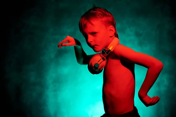 Yaşında Kulaklıklı Bir Çocuk Müzik Dinler Dans Eder — Stok fotoğraf