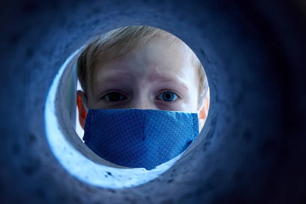Virüslere Karşı Koruyucu Maskeli Bir Çocuk Karantina Izolasyon Sembolü — Stok fotoğraf