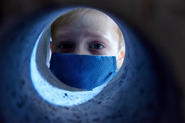 Virüslere Karşı Koruyucu Maskeli Bir Çocuk Karantina Izolasyon Sembolü — Stok fotoğraf
