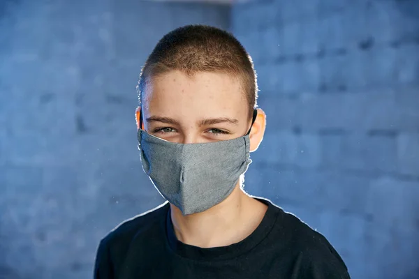 Adolescente Uma Máscara Protetora Seu Rosto Viru — Fotografia de Stock