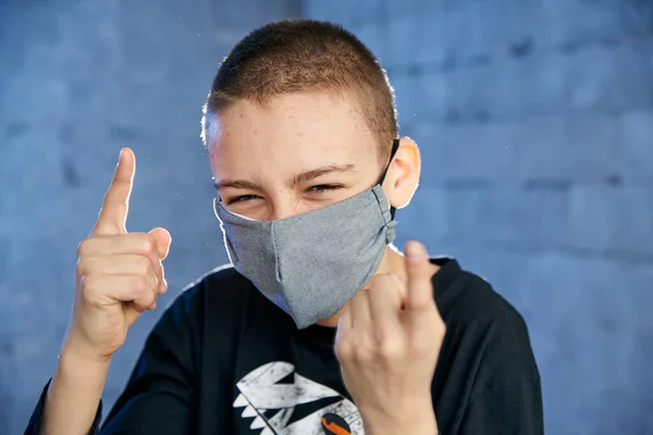 Teenager Mit Schutzmaske Gegen Das Virus Gesicht Zeigt Mit Dem — Stockfoto