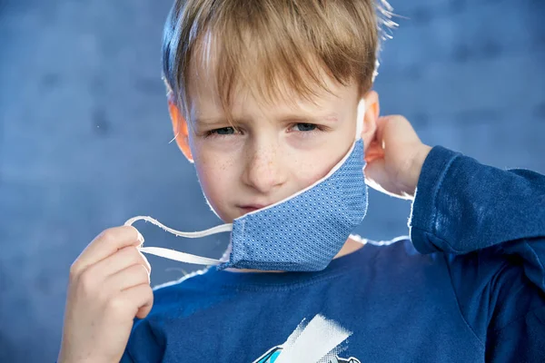 8歳の男の子はウイルスから保護マスクをつけて — ストック写真