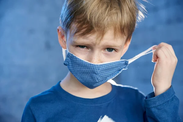 Gammal Pojke Sätter Sig Skyddande Mask Mot Viruset — Stockfoto