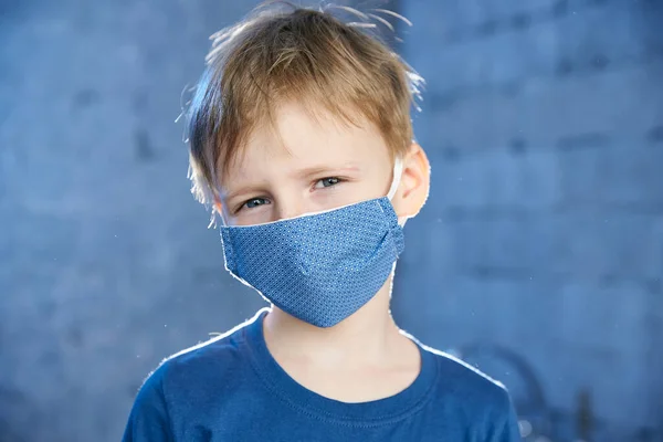 Virüslere Karşı Koruyucu Maskeli Yaşında Bir Çocuk — Stok fotoğraf