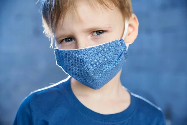 Gammal Pojke Skyddsmask Mot Virus — Stockfoto