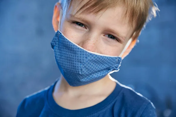 Gammal Pojke Skyddsmask Mot Virus — Stockfoto